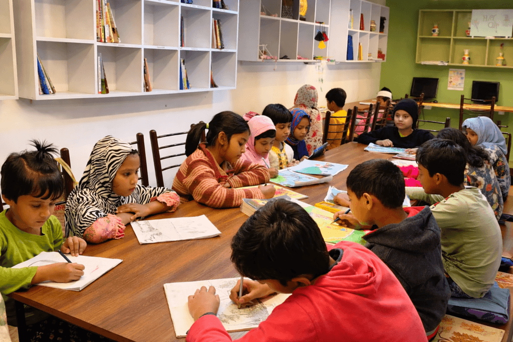 भारत में बदलती शिक्षा व्यवस्था को दर्शाते हुए पढ़ाई करते छात्र