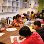 भारत में बदलती शिक्षा व्यवस्था को दर्शाते हुए पढ़ाई करते छात्र