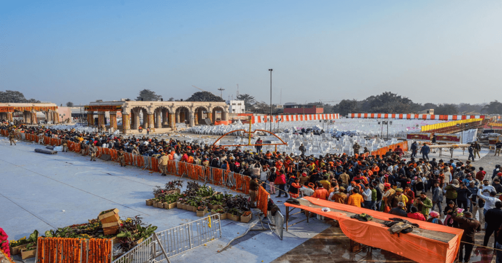 Ayodhya Ram Mandir Anushthan 2026 में श्रद्धालुओं की भीड़ का दृश्य