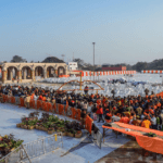 Ayodhya Ram Mandir Anushthan 2026 में श्रद्धालुओं की भीड़ का दृश्य