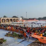 Ayodhya Ram Mandir Anushthan 2026 में श्रद्धालुओं की भीड़ का दृश्य