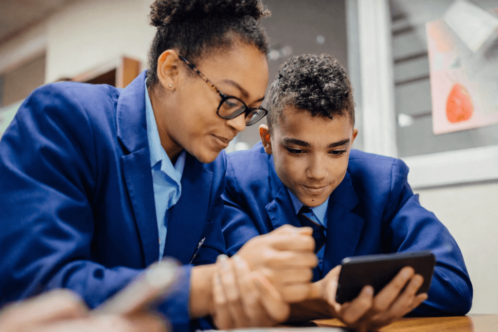 social media ka yuvaon par prabhav students using smartphone