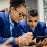 social media ka yuvaon par prabhav students using smartphone