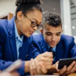 social media ka yuvaon par prabhav students using smartphone