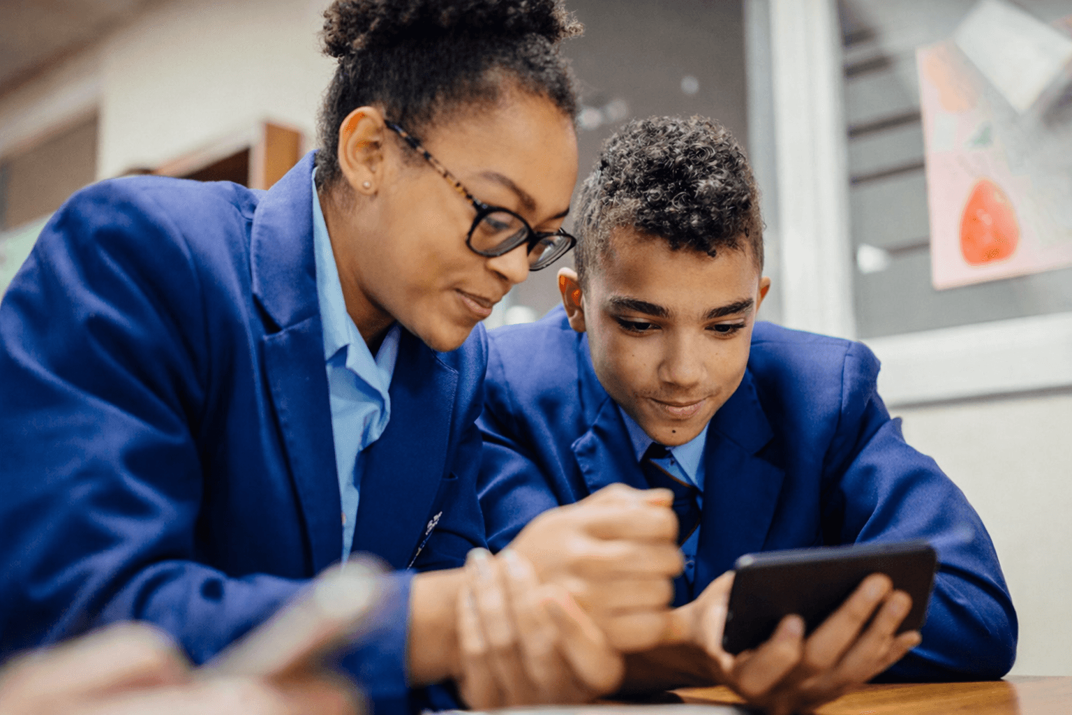 social media ka yuvaon par prabhav students using smartphone