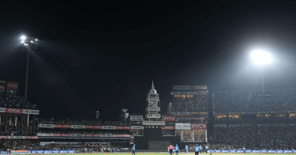 क्रिकेट स्टेडियम में रात के समय मैच के दौरान दर्शकों की भीड़
