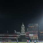 क्रिकेट स्टेडियम में रात के समय मैच के दौरान दर्शकों की भीड़