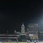 क्रिकेट स्टेडियम में रात के समय मैच के दौरान दर्शकों की भीड़