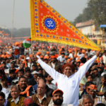 खामनाई मुद्दा भारत विवाद में भगवा झंडे के साथ बड़ी भीड़