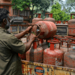 LPG गैस सिलेंडर डिलीवरी करते हुए व्यक्ति – भारत में LPG गैस संकट 2026