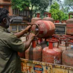 LPG गैस सिलेंडर डिलीवरी करते हुए व्यक्ति – भारत में LPG गैस संकट 2026