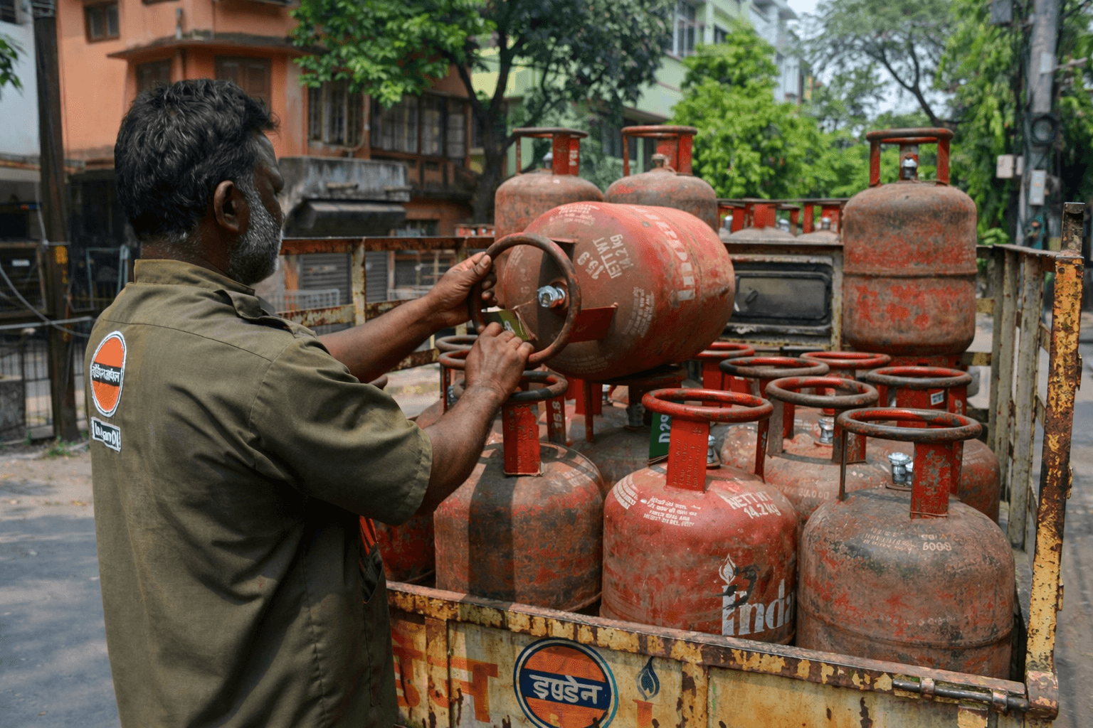 LPG गैस सिलेंडर डिलीवरी करते हुए व्यक्ति – भारत में LPG गैस संकट 2026