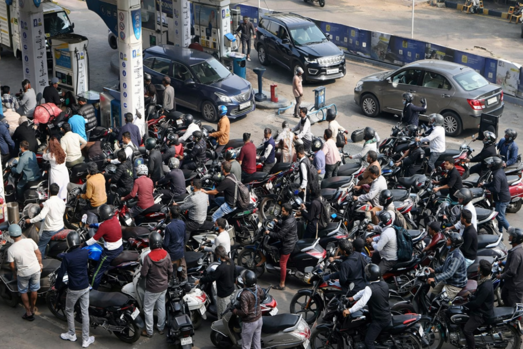 UP petrol pump bheed: उत्तर प्रदेश में पेट्रोल पंप पर लगी लंबी लाइन