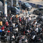 UP petrol pump bheed: उत्तर प्रदेश में पेट्रोल पंप पर लगी लंबी लाइन