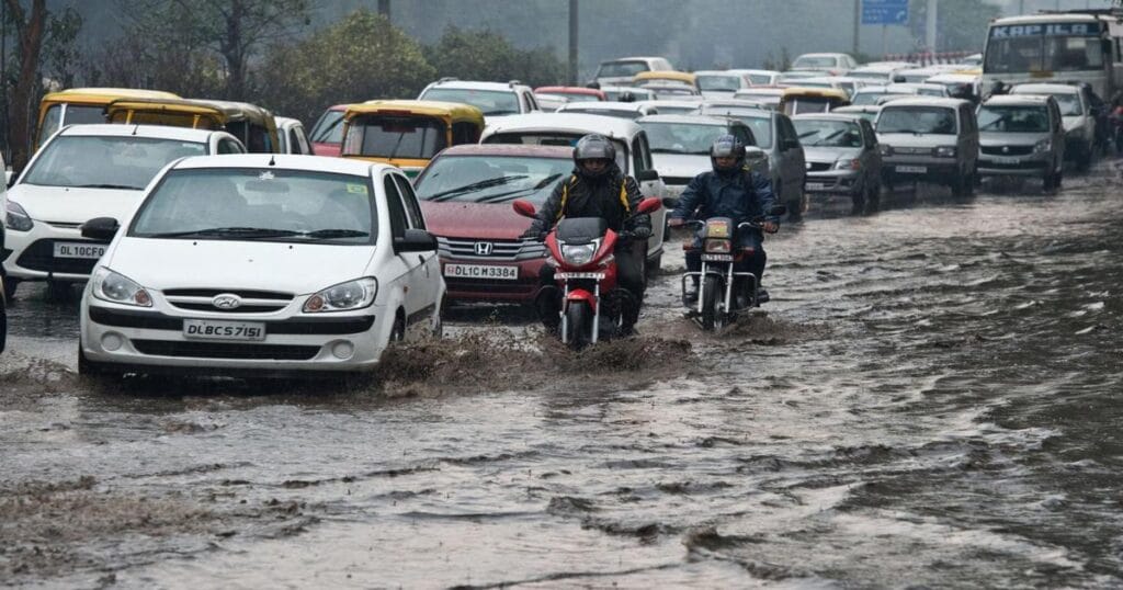 भारत में भारी बारिश और जलभराव के कारण ट्रैफिक