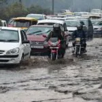 भारत में भारी बारिश और जलभराव के कारण ट्रैफिक